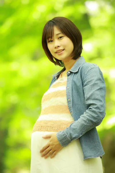 公园里年轻美丽的亚裔孕妇 — 图库照片