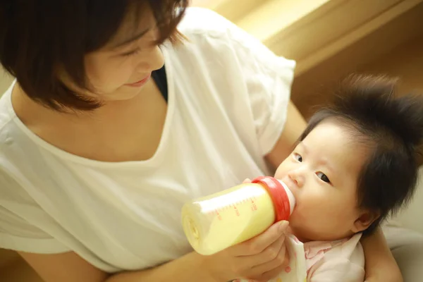 Bild Einer Mutter Die Ihrem Baby Milch Gibt — Stockfoto