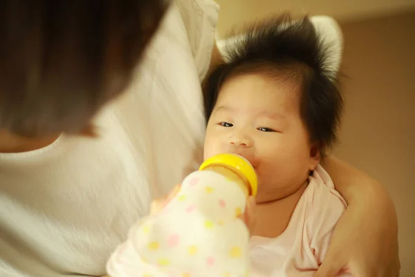 Image Une Mère Donnant Lait Son Bébé — Photo