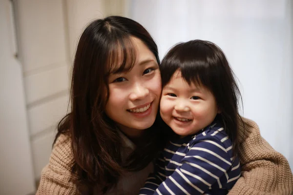 Portrét Šťastné Asijské Matky Dcery Doma — Stock fotografie