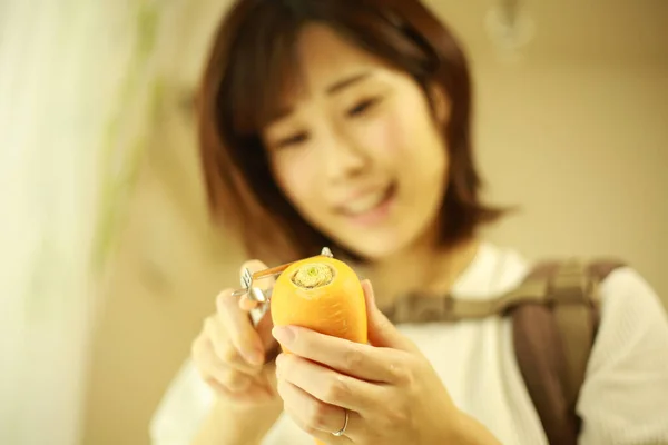 Femme Préparant Des Ingrédients Pour Soupe Aux Légumes — Photo