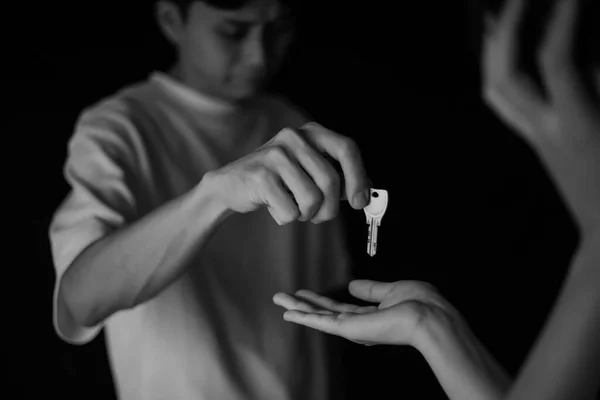 Mão Entregando Chave Mestra — Fotografia de Stock