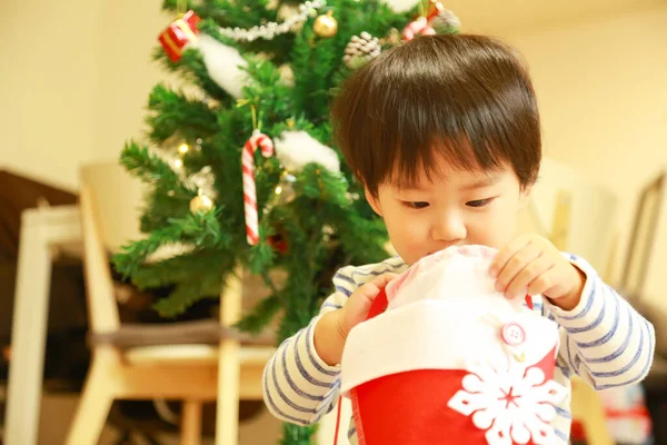 Mignon Petit Garçon Avec Décor Noël Dans Chambre — Photo