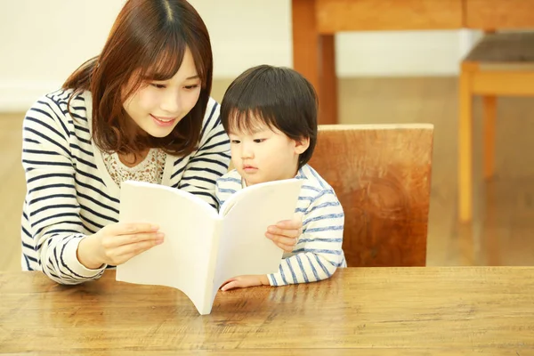 Giovane Madre Con Adorabile Piccolo Figlio Leggere Libro Insieme Casa — Foto Stock