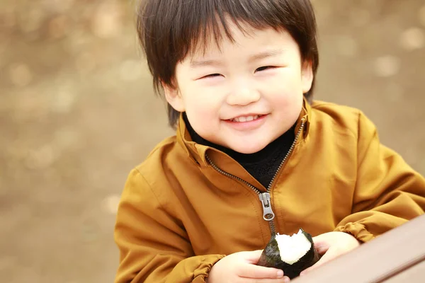 Портрет Милий Хлопчик Їсть Їжу — стокове фото