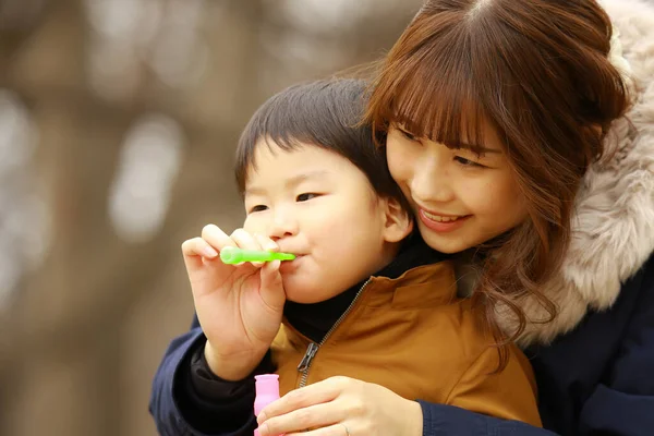 Jovem Mãe Asiática Com Seu Filho Divertindo Soprando Bolhas Sabão — Fotografia de Stock