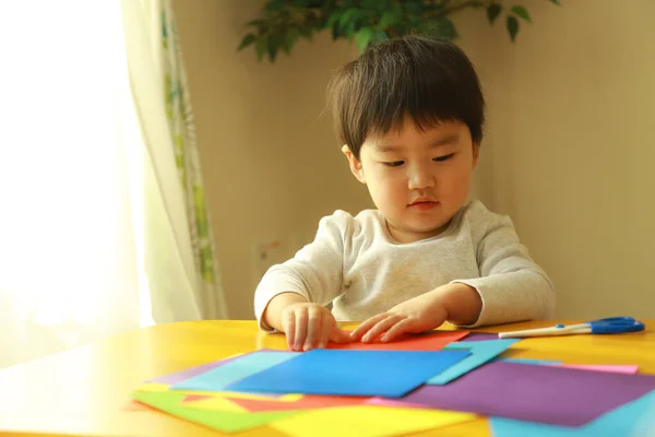 Küçük Şirin Çocuk Evde Kalemlerle Oynuyor — Stok fotoğraf