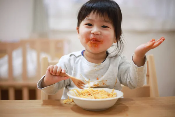 Маленька Дитина Їсть Смачну Їжу Вдома — стокове фото