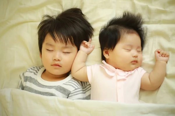 Милые Младшие Брат Сестра Спят Белой Кровати — стоковое фото
