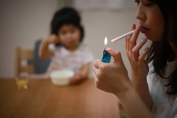 Imagem Uma Mãe Fumando Perto Seu Filho — Fotografia de Stock