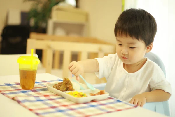 Roztomilý Chlapeček Jíst Chutné Snídaně Doma — Stock fotografie