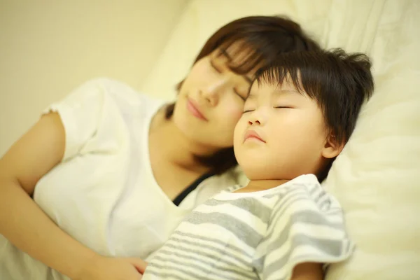 Glückliche Junge Mutter Und Kleiner Sohn Liegen Auf Dem Bett — Stockfoto