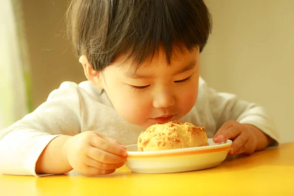 Mignon Bébé Garçon Manger Délicieux Repas Table Dans Cuisine — Photo