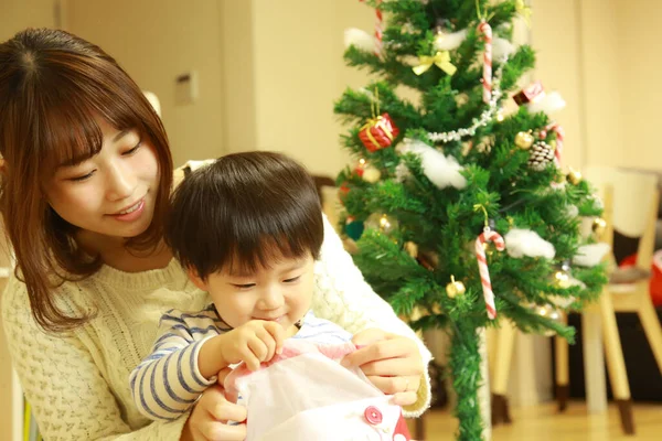 Heureuse Jeune Mère Adorable Petit Enfant Célébrant Noël Ensemble Maison — Photo