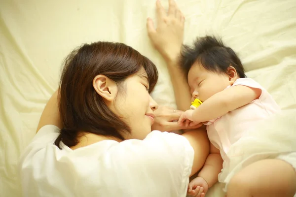 Asiática Família Mãe Com Seu Bebê Cama — Fotografia de Stock