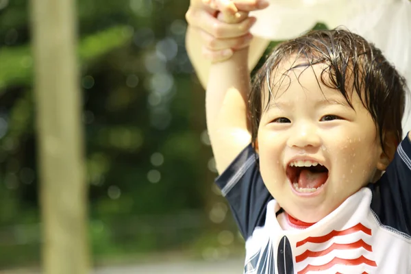 Suda Oynayan Sevimli Asyalı Çocuk — Stok fotoğraf