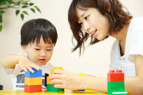 Азиатская Мать Маленький Сын Играют Игрушками Блоки Дома — стоковое фото
