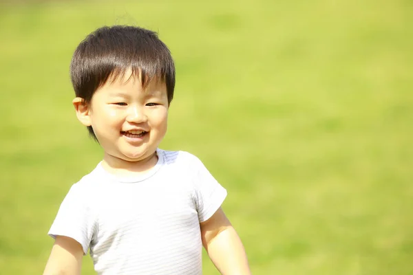 Porträt Eines Glücklichen Kleinen Jungen Park — Stockfoto