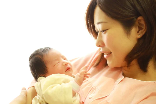 Yeni Doğmuş Bebeği Olan Genç Bir Anne Asya Aile Portresi — Stok fotoğraf