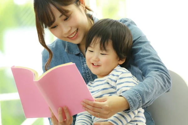 Jovem Mãe Com Adorável Pequeno Filho Ler Livro Juntos Casa — Fotografia de Stock