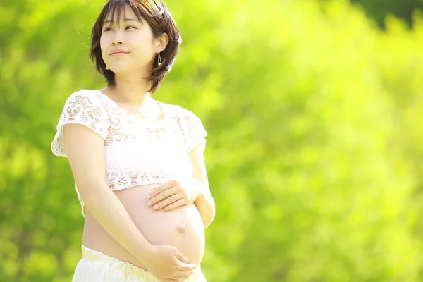 Bella Incinta Asiatico Donna Parco — Foto Stock