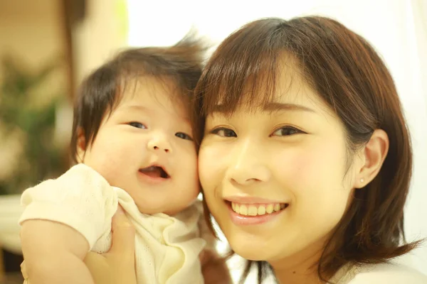 Portrait Heureux Asiatique Mère Avec Mignon Bébé Fille — Photo