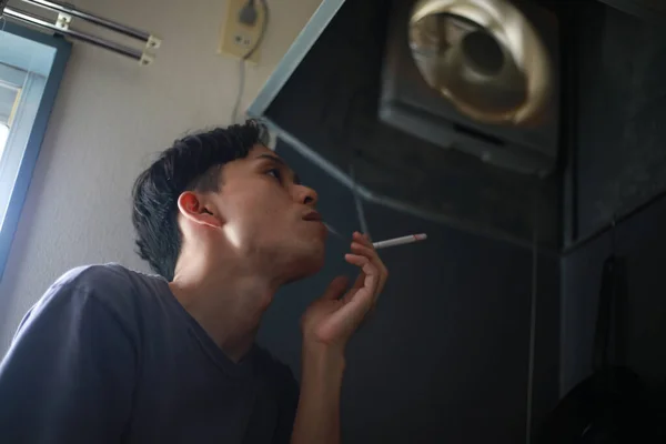 Imagem Homem Fumando Cigarro — Fotografia de Stock