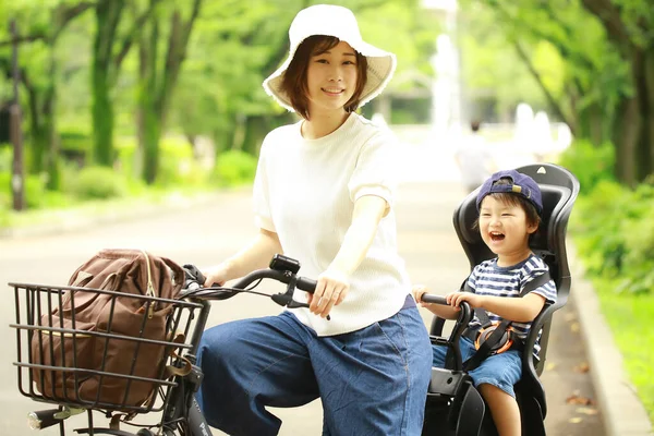 Asyalı Anne Oğlu Bisiklet Sürüyor — Stok fotoğraf