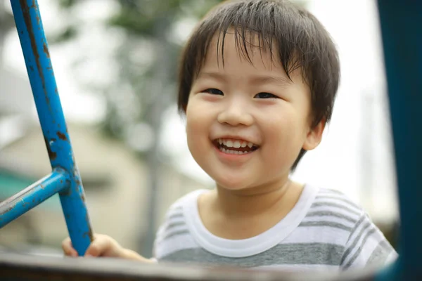Portrét Roztomilý Malého Chlapce Hrát Venku — Stock fotografie