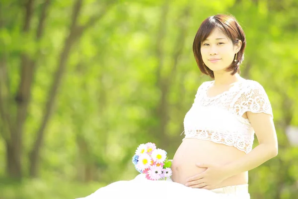 Schön Schwanger Asiatisch Frau Park — Stockfoto