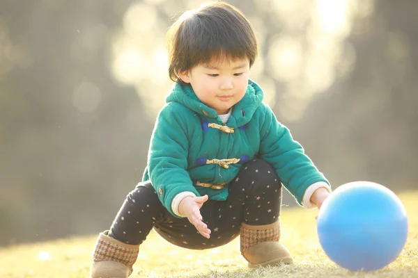 小男孩在公园里玩球 — 图库照片