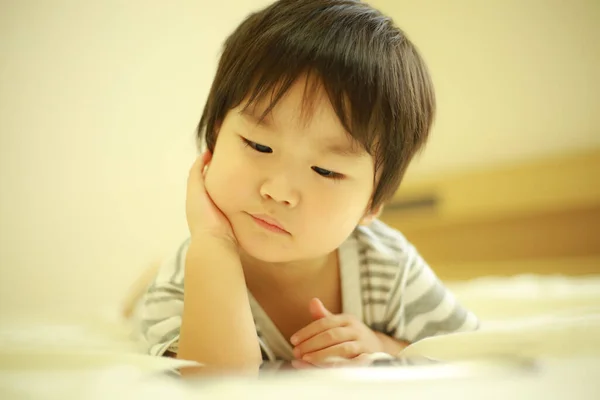 Menino Bonito Mentindo Lendo Livro — Fotografia de Stock