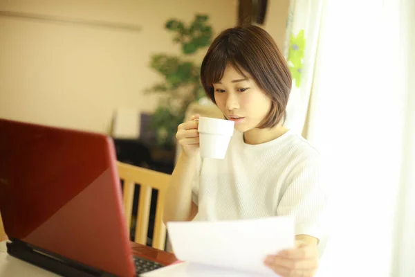 Ung Japansk Kvinna Som Använder Röd Bärbar Dator När Arbetar — Stockfoto