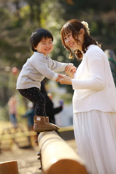 Jovem Mãe Adorável Feliz Pequeno Filho Brincando Juntos Parque — Fotografia de Stock