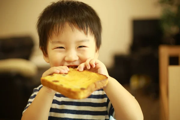 Niño Comiendo Pan Casa —  Fotos de Stock