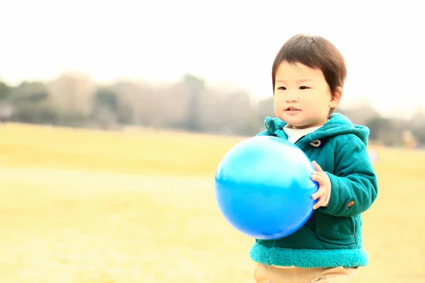 亚洲小男孩 户外公园里带球 — 图库照片