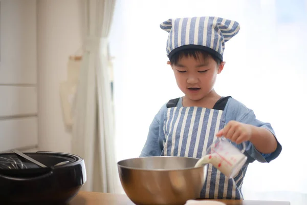 Petit Garçon Japonais Cuisinant Des Crêpes Sur Cuisine Avec Chapeau — Photo