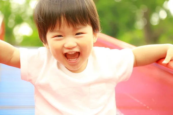 Asyalı Küçük Çocuk Oyun Alanında Eğleniyor — Stok fotoğraf