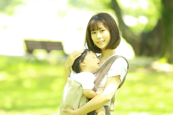 자녀와 공원에서 아시아 어머니 — 스톡 사진