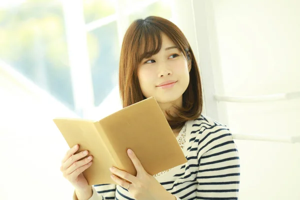 Vacker Ung Asiatisk Kvinna Läser Bok — Stockfoto