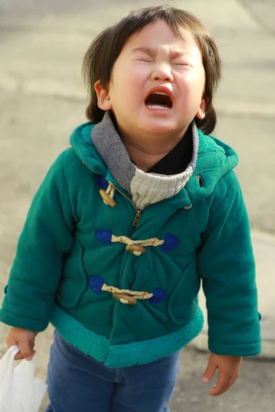 Pequeño Niño Pie Llorando Aire Libre — Foto de Stock