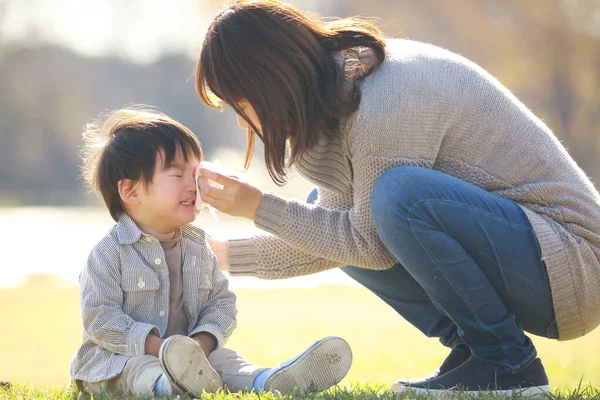 若いですアジアの女性とともに彼女の子供は公園で泣いて — ストック写真