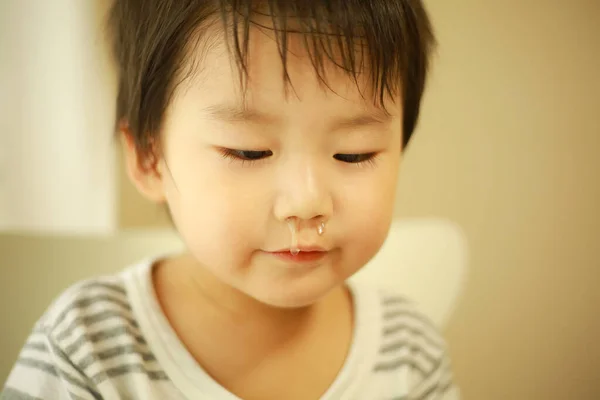 Πορτρέτο Ενός Χαριτωμένου Μικρού Αγοριού Που Κλαίει Στο Σπίτι — Φωτογραφία Αρχείου