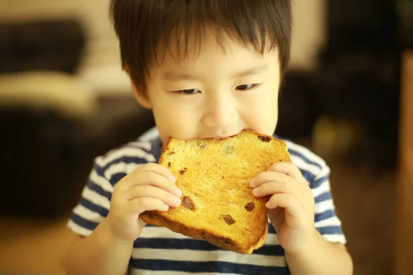 Asiatique Petit Garçon Manger Toast Dans Cuisine — Photo