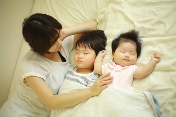 Feliz Ásia Mãe Olhando Dormir Filho Filha — Fotografia de Stock