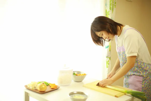 台所で料理をする若い女性 — ストック写真