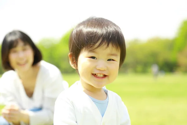 Ung Asiatisk Mamma Med Sin Son Kul Parken — Stockfoto