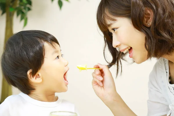 Mãe Asiática Feliz Alimentando Seu Filho Com Arroz — Fotografia de Stock