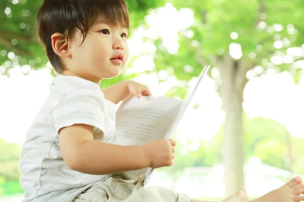 Schattig Aziatische Kleine Jongen Met Boek Het Park — Stockfoto