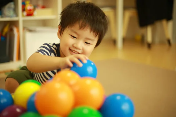 Menino Bonito Brincando Com Brinquedos Casa — Fotografia de Stock